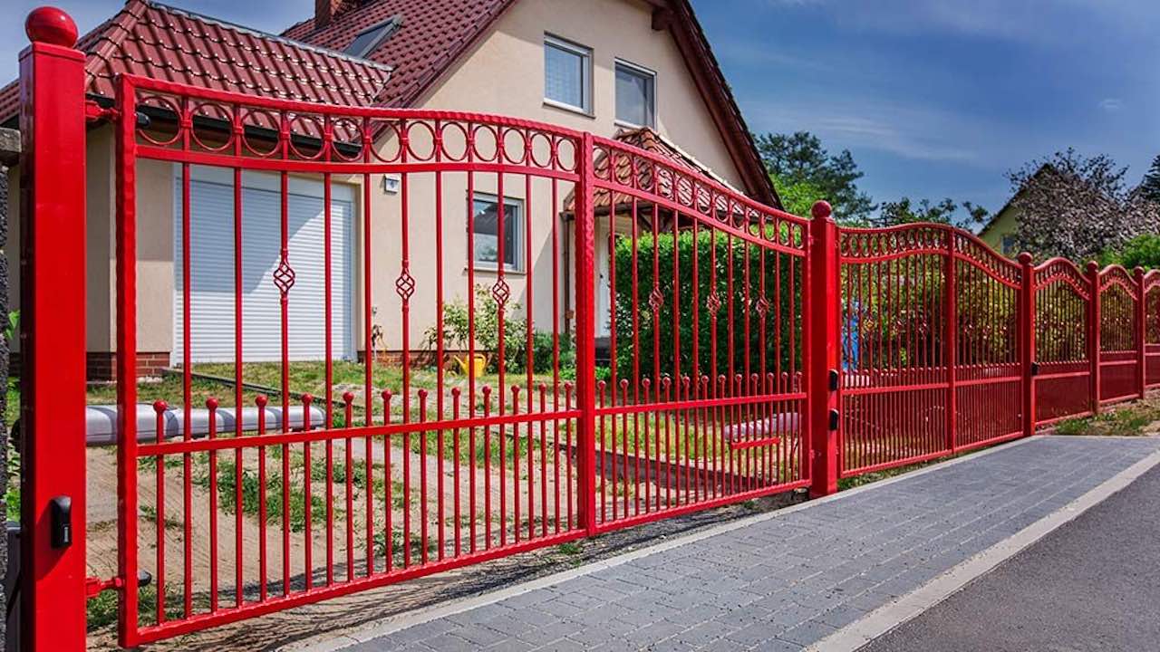 Tor aus Schmiedeeisen mit automatischem Antrieb