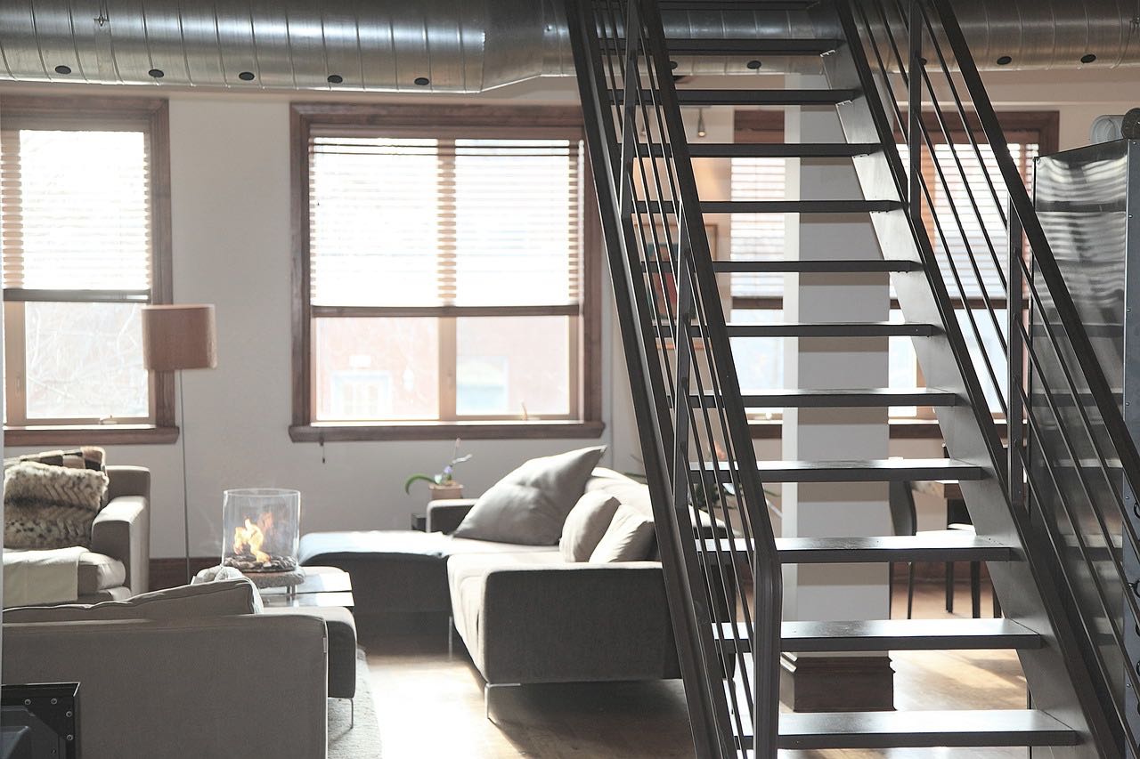 Gerade Treppe im modernen Interieur